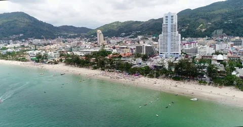 Crowded sand and turquoise water along a curved bay 库存影片 71298090