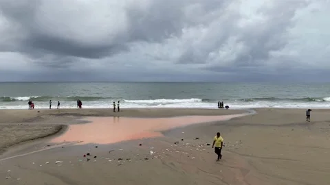 Crowded sand beach with cloudy rainy day Video stock 167701248
