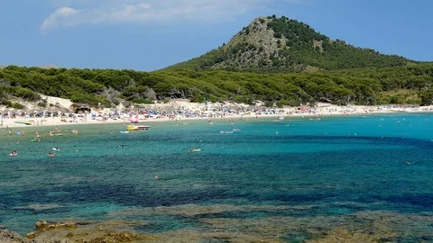 Crowded Sandy Beach on Mallorca with Crystal Clear Mediterranean Sea Water Video stock 93952065