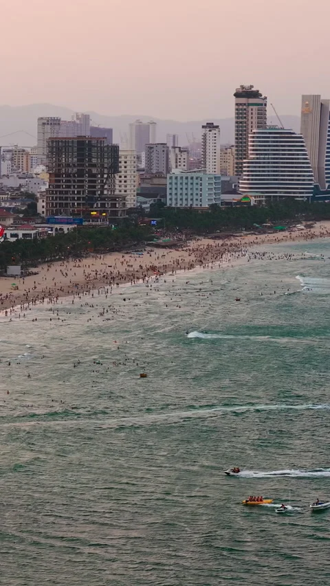 Crowded Seacoast With City Skyline - Da Nang Beach - Vietnam Stockbeeldmateriaal 343967261