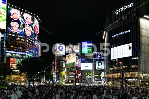 The crowded Shibuya crossing in Tokyo Stock Photos