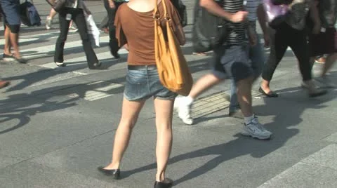 Crowded sidewalk in downtown Video stock 11693188