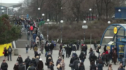 Crowded sidewalks in Warsaw 스톡 동영상 61367529