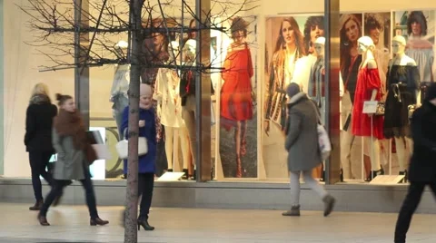 Crowded sidewalks in Warsaw Vidéo 61367659