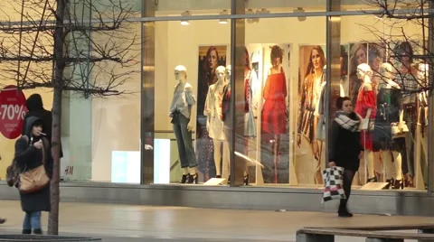 Crowded sidewalks in Warsaw Vidéo 61367676