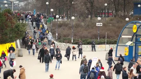 Crowded sidewalks in Warsaw Vidéo 61367972