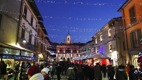 Crowded square of people watching objects at the Christmas market Stock Footage 95402752