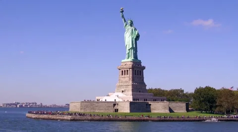 Crowded Statue of Liberty in a Beautiful Day 4K 스톡 동영상 68299563