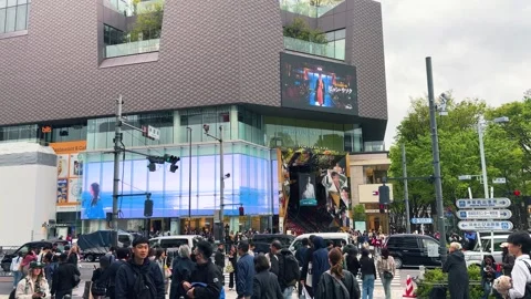 Crowded street intersection in front of Tokyu Plaza Harajuku building in Tokyo. Stock-Footage 334579825
