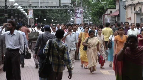 Crowded street in mumbai, India Stock Footage