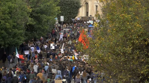 Crowded street by protesters during friday for future in rome 29/11/2019 Stockbeeldmateriaal 121444657