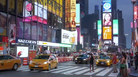 Crowded streets of New York Stock Footage 138970636