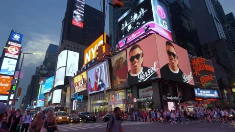 Crowded streets of New York Stock Footage 138970646