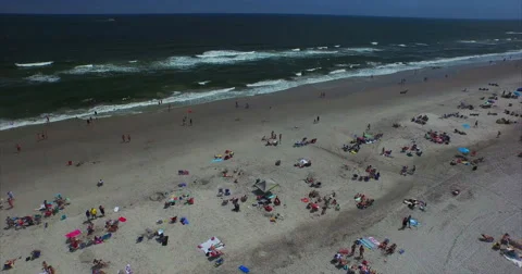 Crowded summer beach and surf in Brigantine New Jersey 스톡 동영상 59528059