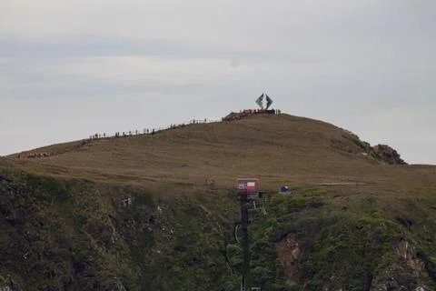 A Crowded Summit with a Striking Monument Stock-Fotos
