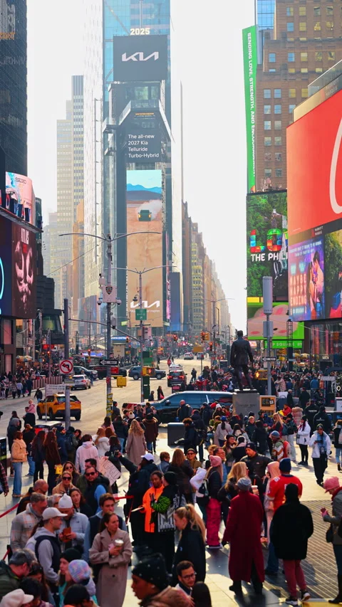Crowded Times Square Manhattan New York City street view. High angle view of Vídeos de archivo 328968621