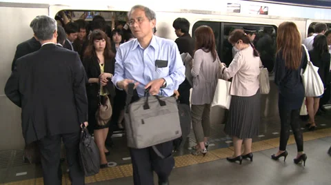 Crowded trains in Tokyo Stock-Footage 32239591