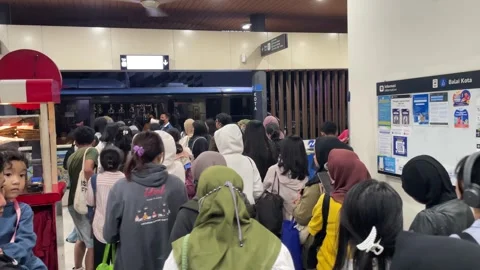 Crowded TransJakarta bus station platform during peak hours. 库存影片 333807956