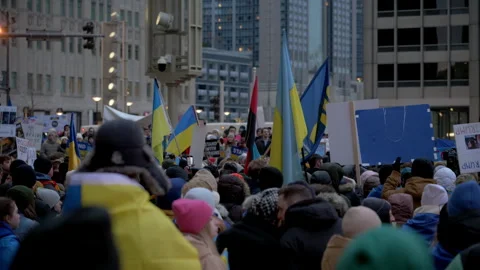 The crowded Ukrainian demonstration with flags and placards against russian Vidéo 310430702
