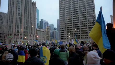 The crowded Ukrainian demonstration with many flags and placards against russian Vidéo 310287235