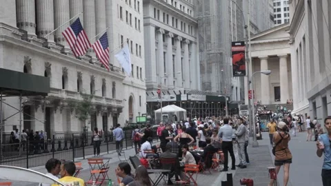 Crowds and outdoor dining on Wall Street near New York Stock Exchange Vidéo 341324088