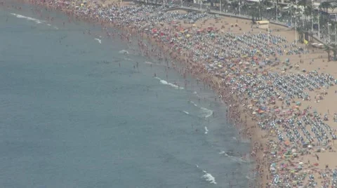Crowds on the Beach Vidéo 7741238
