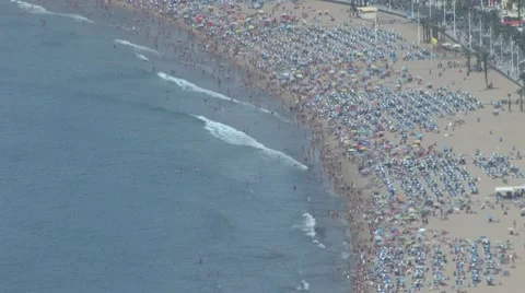 Crowds on the Beach Видео 7741243