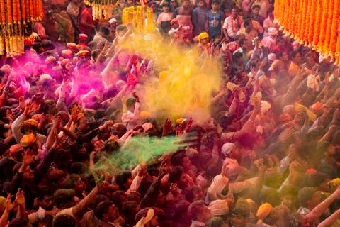 Crowds can be seen below duirng Holi Festival in India, throwing powdered pai Foto stock