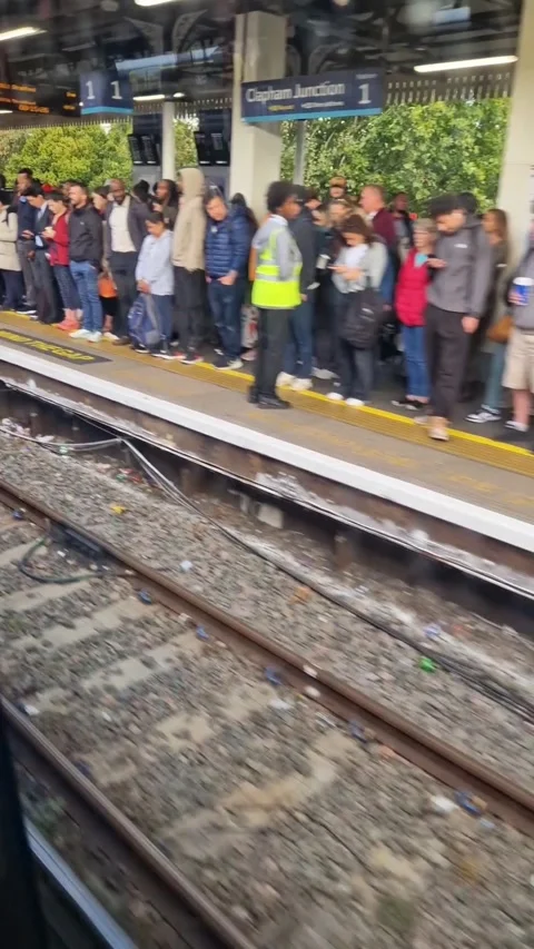 Crowds on Clapham Junction Platform During London Tube Strike – 11 Sept 2025 Stock Footage 317960663