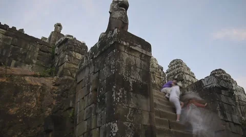 Crowds climbing down from Phnom Bakheng Stock Footage 8558559