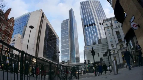 Crowds of commuters and city workers, crossing London wall with Heron tower Stock-Footage 83450335