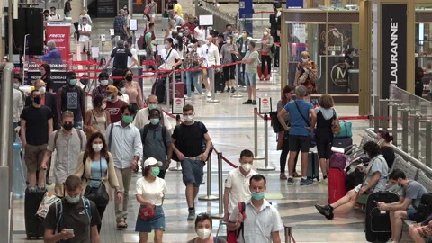 Crowds of commuters with protective face masks arrive train station Milan Italy Video stock 135001128