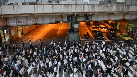Crowds of commuters streaming out of Osaka Station Japan Vídeos de archivo 140257580