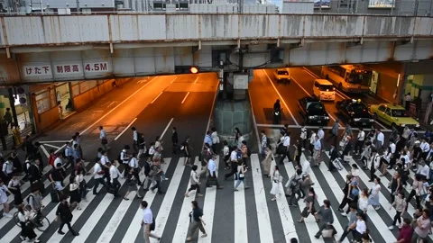 Crowds of commuters streaming out of Osaka Station Japan Vídeos de archivo 140257736