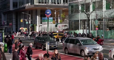 Crowds crossing road in NYC in front of Bryant Park. High angle view 스톡 동영상 219897108