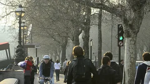 Crowds &amp; Cyclists in London Stock-Footage 10889060