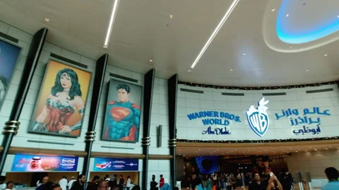 Crowds Entering Warner Bros World Indoor Lobby with Iconic Character Murals 库存影片 346303543