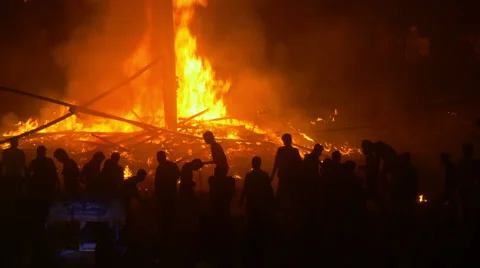 Crowds gather around massive fire during Hindu religious festival in India Stock Footage 48766671