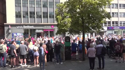 Crowds gather in Belfast to watch Twelfth of July parade Видео 339440347