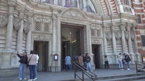 Crowds gather outside of Westminster Cathedral following election of Pope Leo X 库存影片 308729281