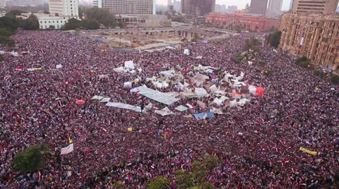 Crowds gather in Tahrir Square in Cairo, Egypt. Video stock 25396445