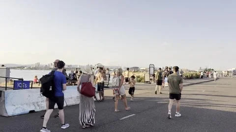 Crowds gather to watch the eclipse at Cardiff Bay Barrage. Vidéo 342078858