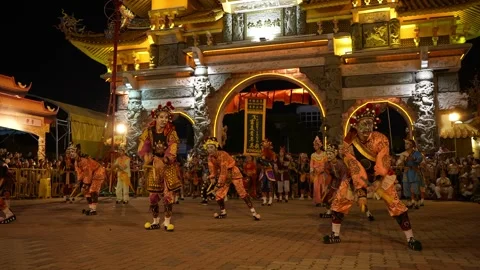 Crowds gather as the Yingge Dance parade marches through the street Stock Footage 318267072