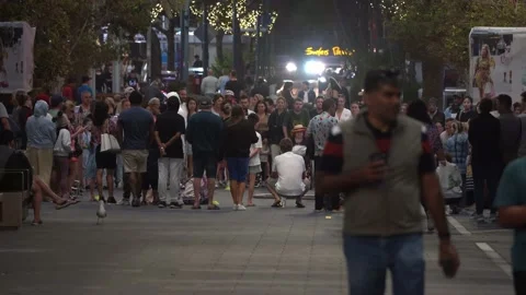 Crowds gathered in a circle in the middle of cavill avenue watching street Stock Footage 219856672