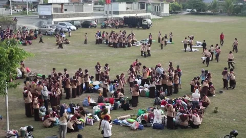 Crowds of high school students during scout extracurricular preparations. Stock Footage 220904030