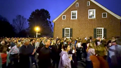 Crowds march at easter sunrise service in old salem in winston salem nc 스톡 동영상 334261743