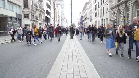 Crowds of mourners walking down Pall Mall, Queen Elizabeth funeral, London, UK Vídeos de archivo 211704648
