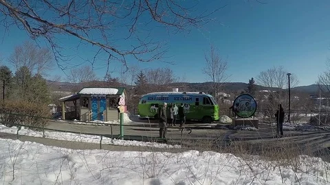Crowds outside of Ben and Jerry's Factory Timelapse Video stock 73025874
