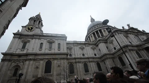 Crowds outside St Paul's Cathedral at Margaret Thatcher's funeral Video stock 22669901
