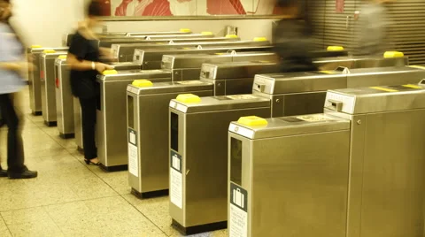 The crowds passing through the wicket Video stock 5504141